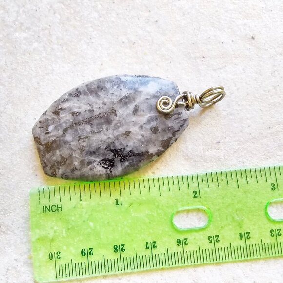 Minimalist Larvikite Pendant - Unisex - Black & Grey Labradorite Kissin' Cousin - Picture 3 of 7